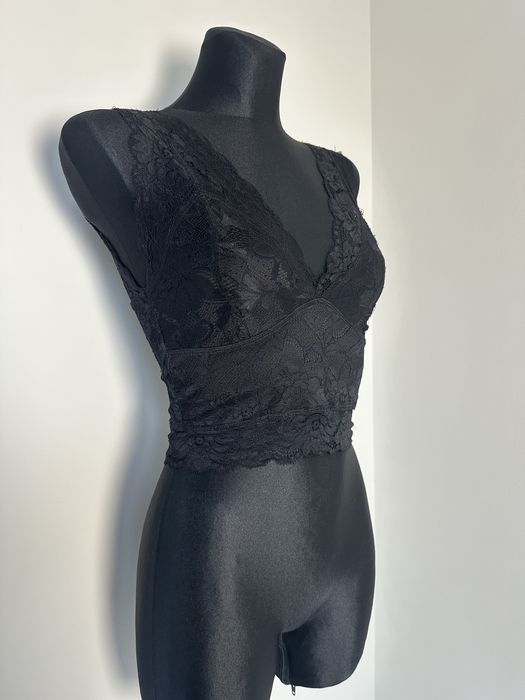 Czarny koronkowy crop top z dekoltem V rozm. S Amisu