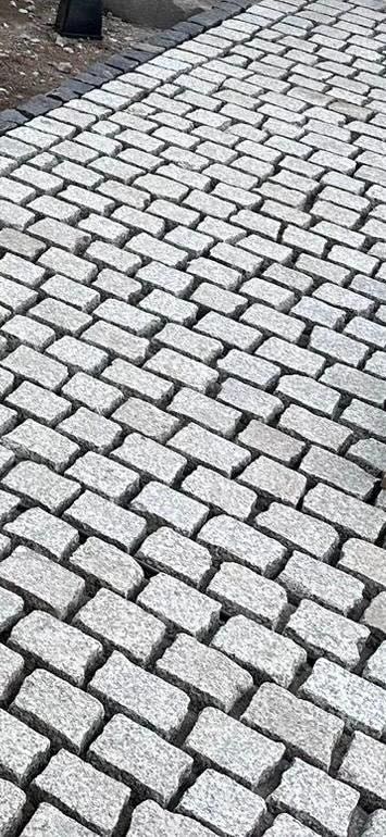 Kostka granitowa, płomieniowana 10/10 długość od 12 do 30 cm, palisada