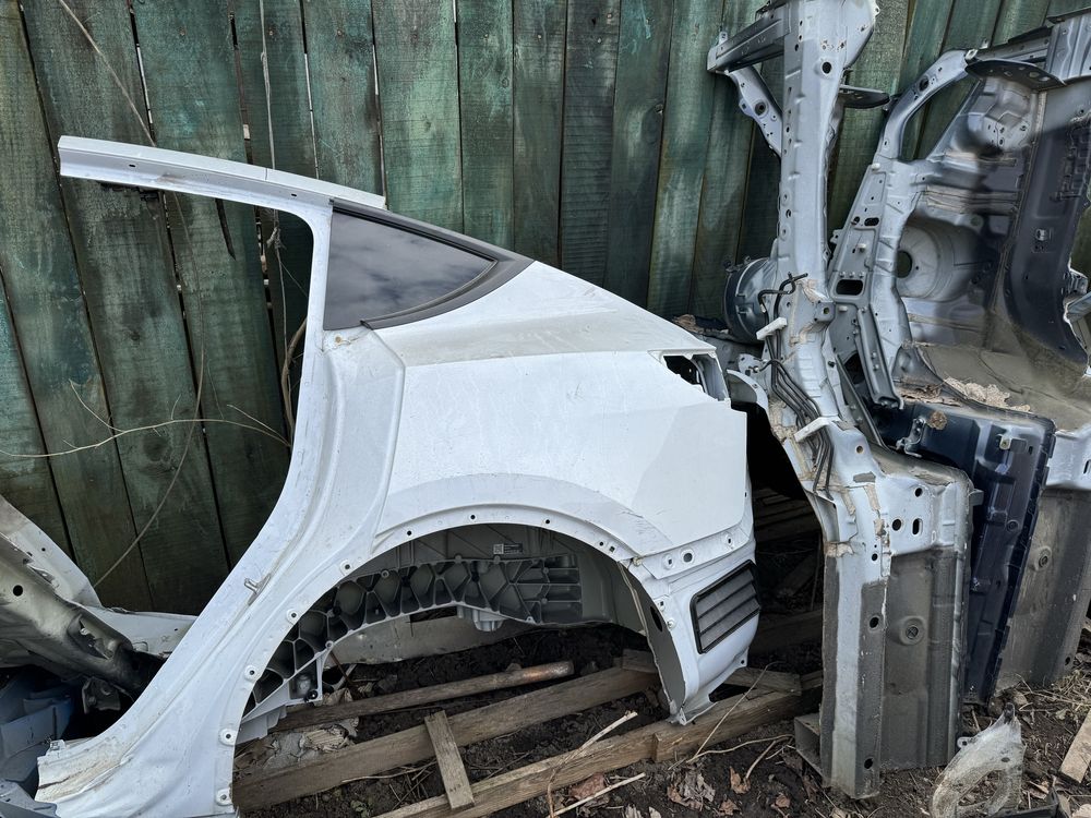 Tesla model Y Крило четвертина задня