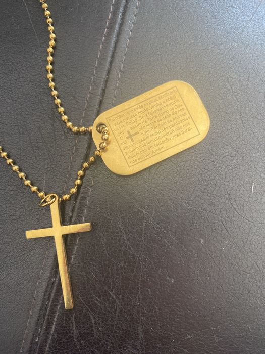 Colar dourado com cruz e oração