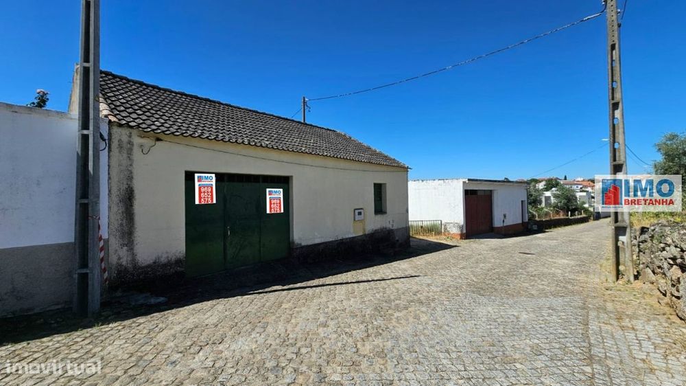 Garagem com terreno e anexos na Lousa