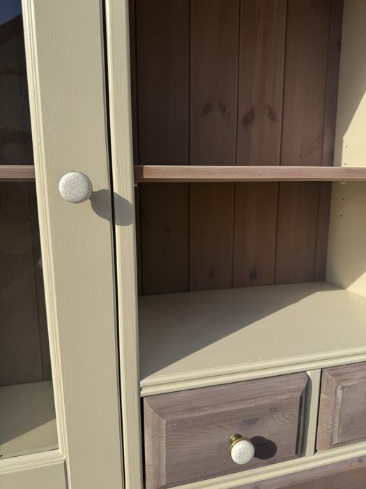 Odnowiony kredens , jasny beż