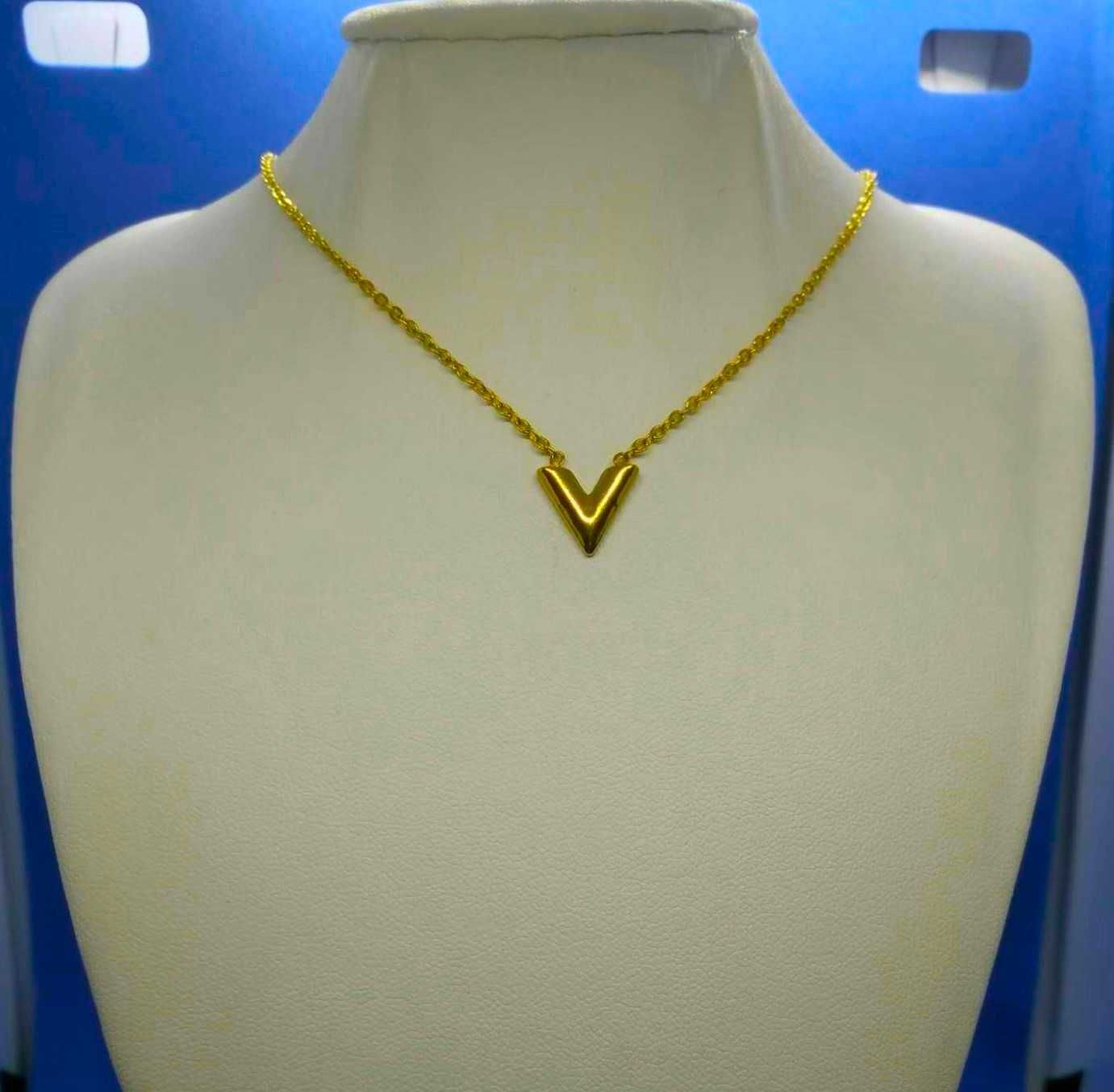 Colar Aço Dourado c/ V de Vitória NOVO - SALDO
