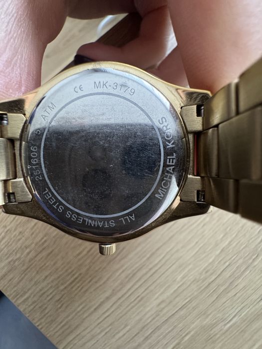 Złoty zegarek na bransolecie Michael Kors