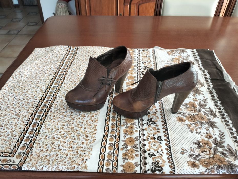 Sapato salto alto em pele