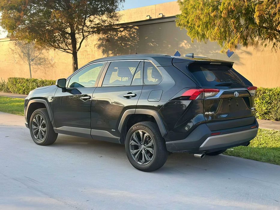 Toyota RAV4      2023