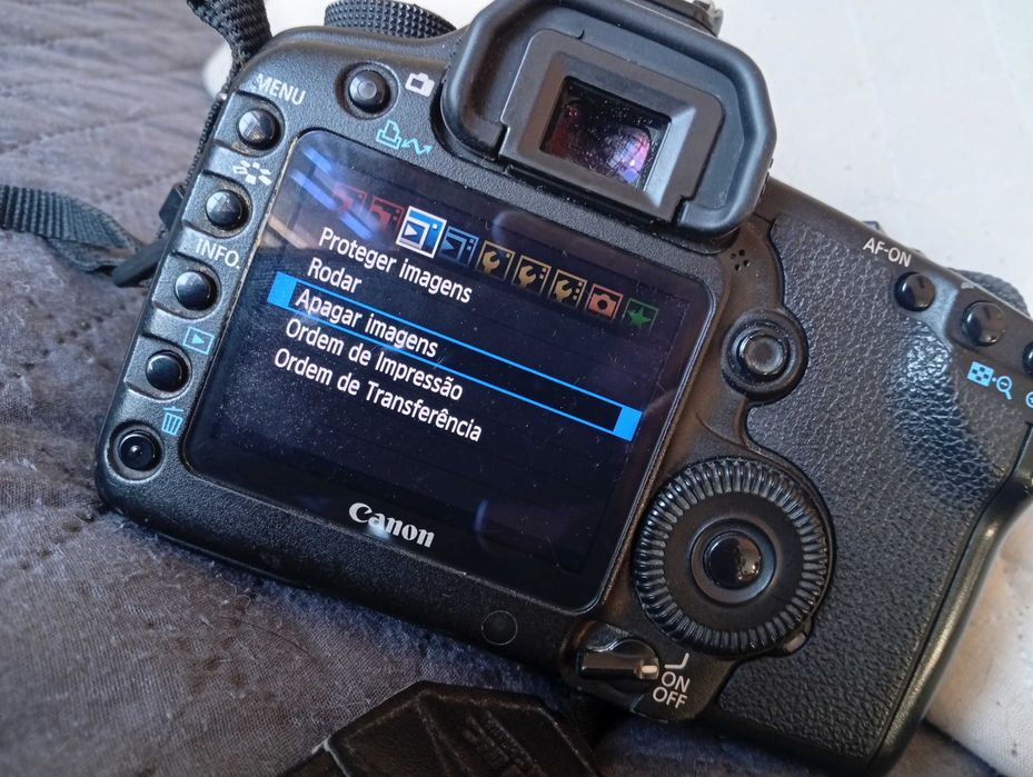 Canon 5D Mark II com 2 baterias e carregador original.