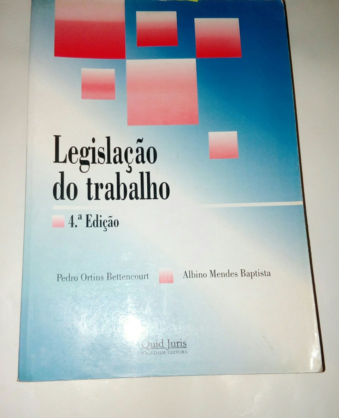 Lote de livros técnicos da área de Direito