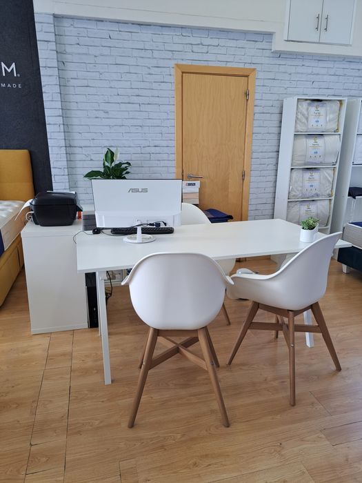 Mesa Branca c/ Pé Metálico