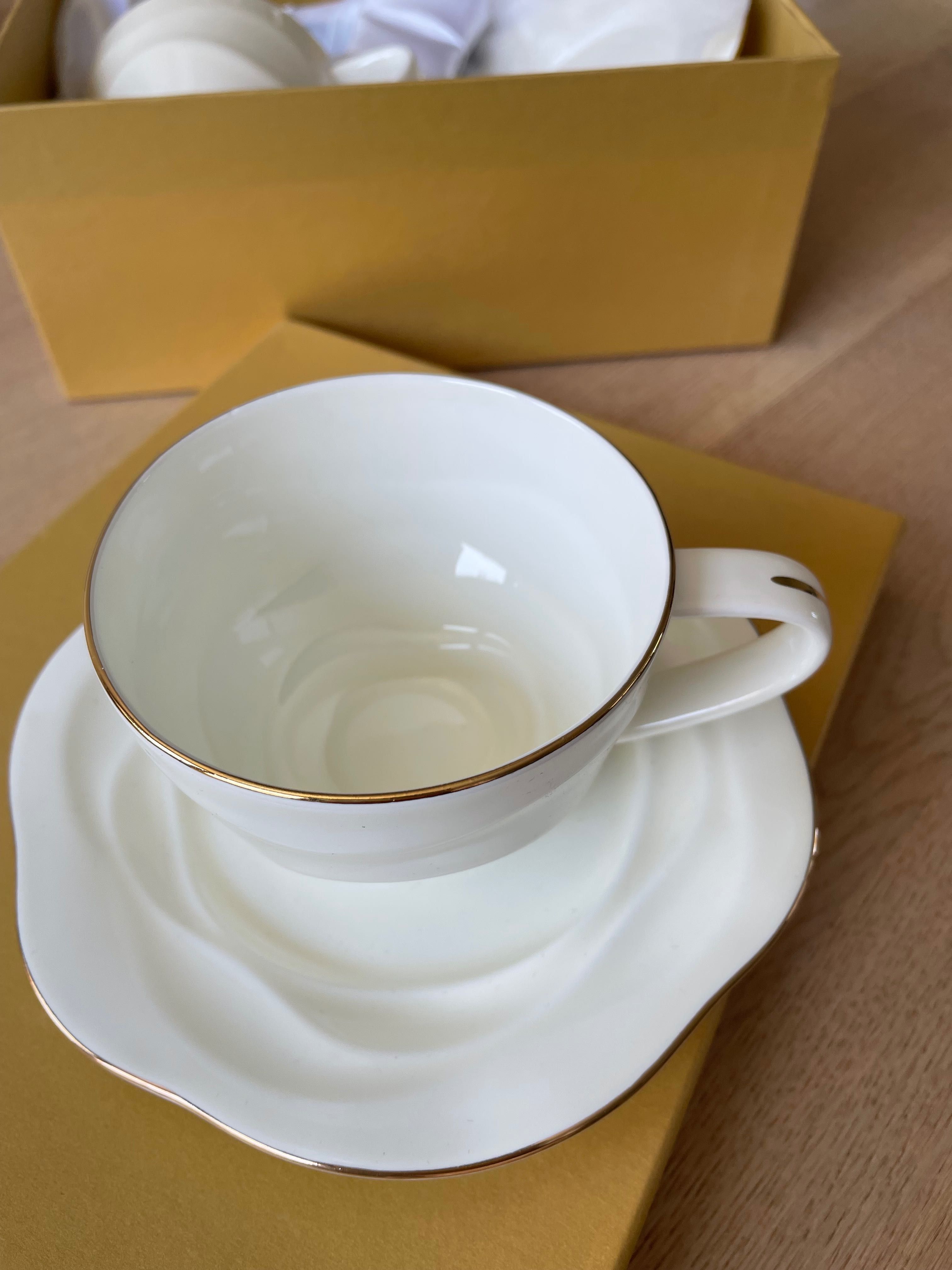 Komplet dwóch filiżanek - porcelana kolor ecru- nowe - w pudelku