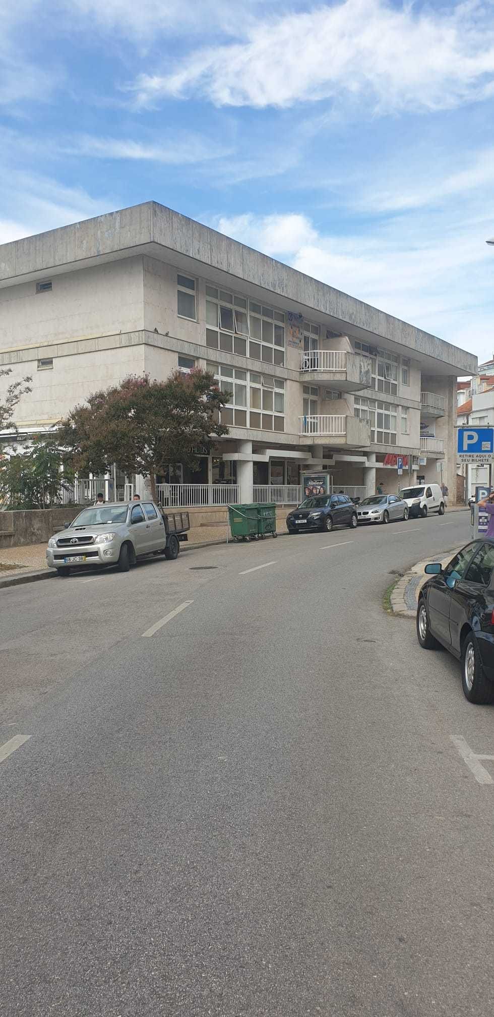 Loja localizada na prestigiada Avenida Sá da Bandeira.