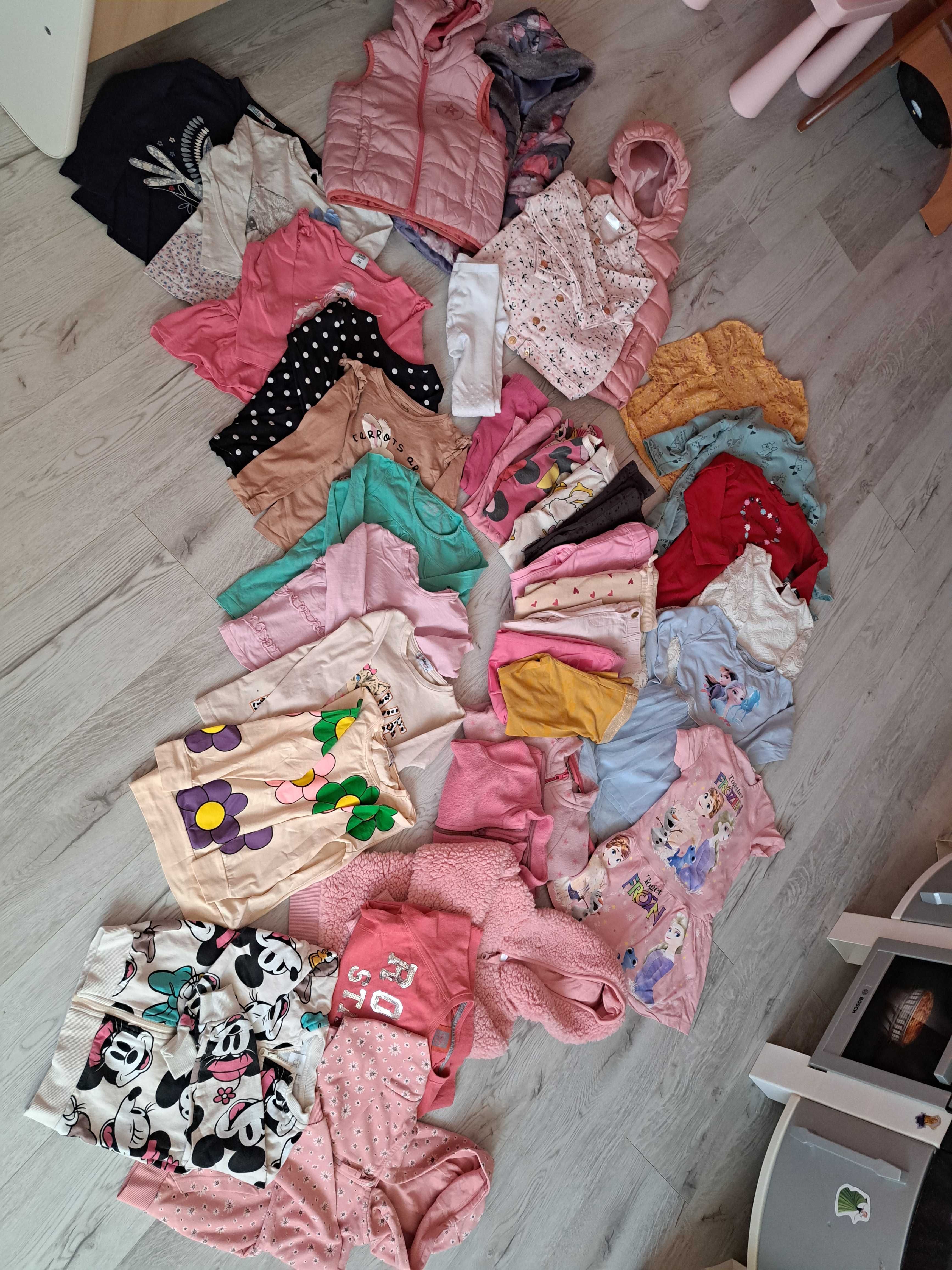 Paka ubranek dla dziewczynki 104 bluzy spodnie sukienki