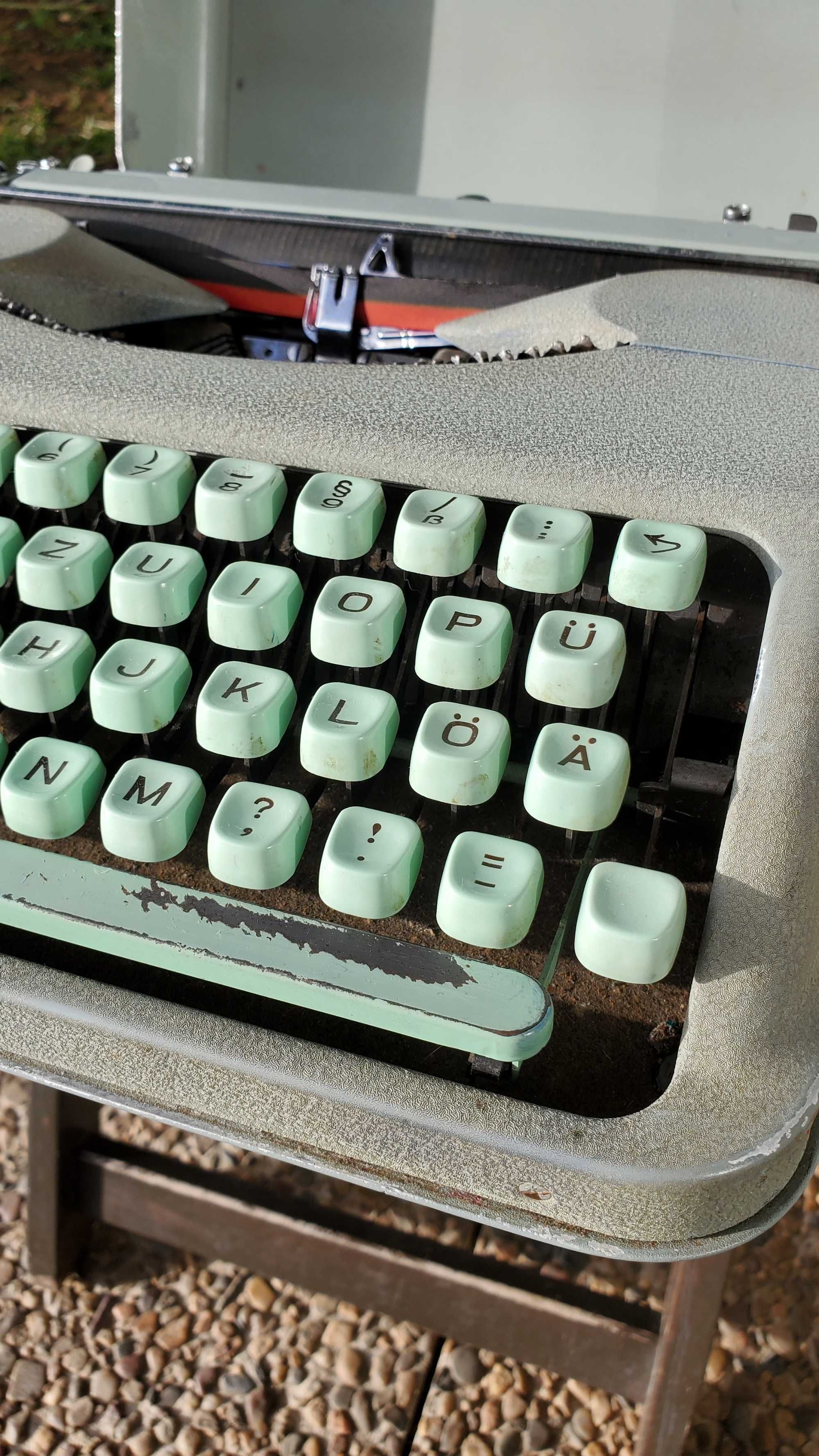 Máquina de escrever Qwertz Vintage Hermes Baby