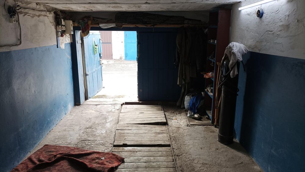 Продам гараж район 5 школы ,середина ряда.