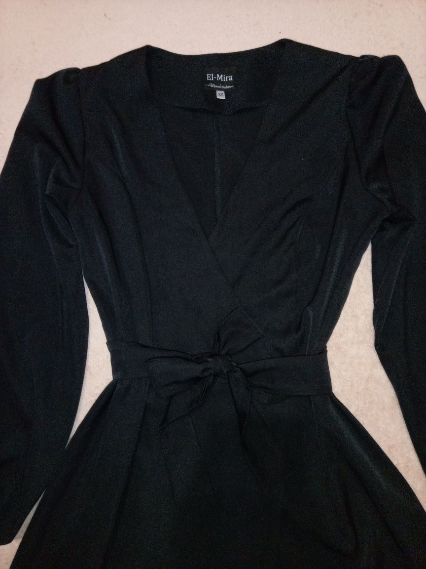 Чорна сукня на запах