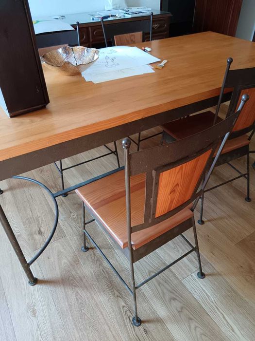 Mobília de Sala de Jantar (mesa + cadeiras + aparador) - Pinho