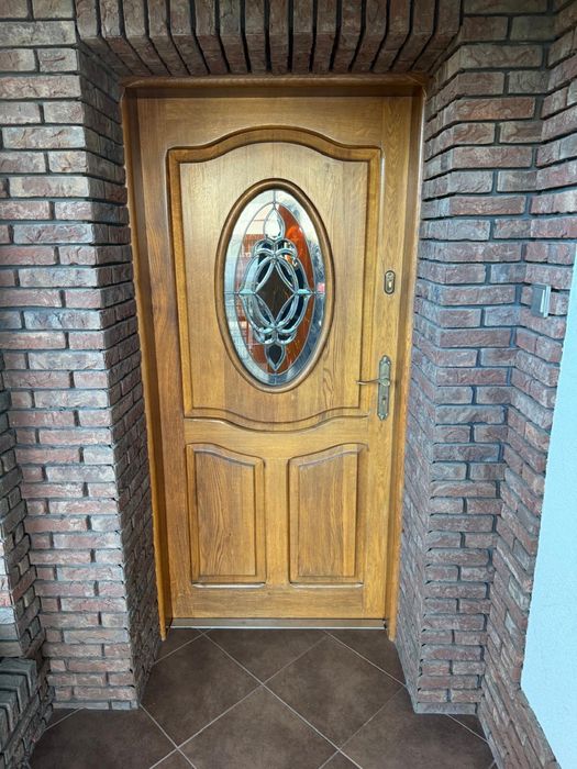 Dębowe drzwi frontowe z witrażem