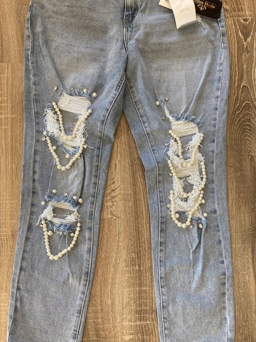 Spodnie z dziurami i perłami