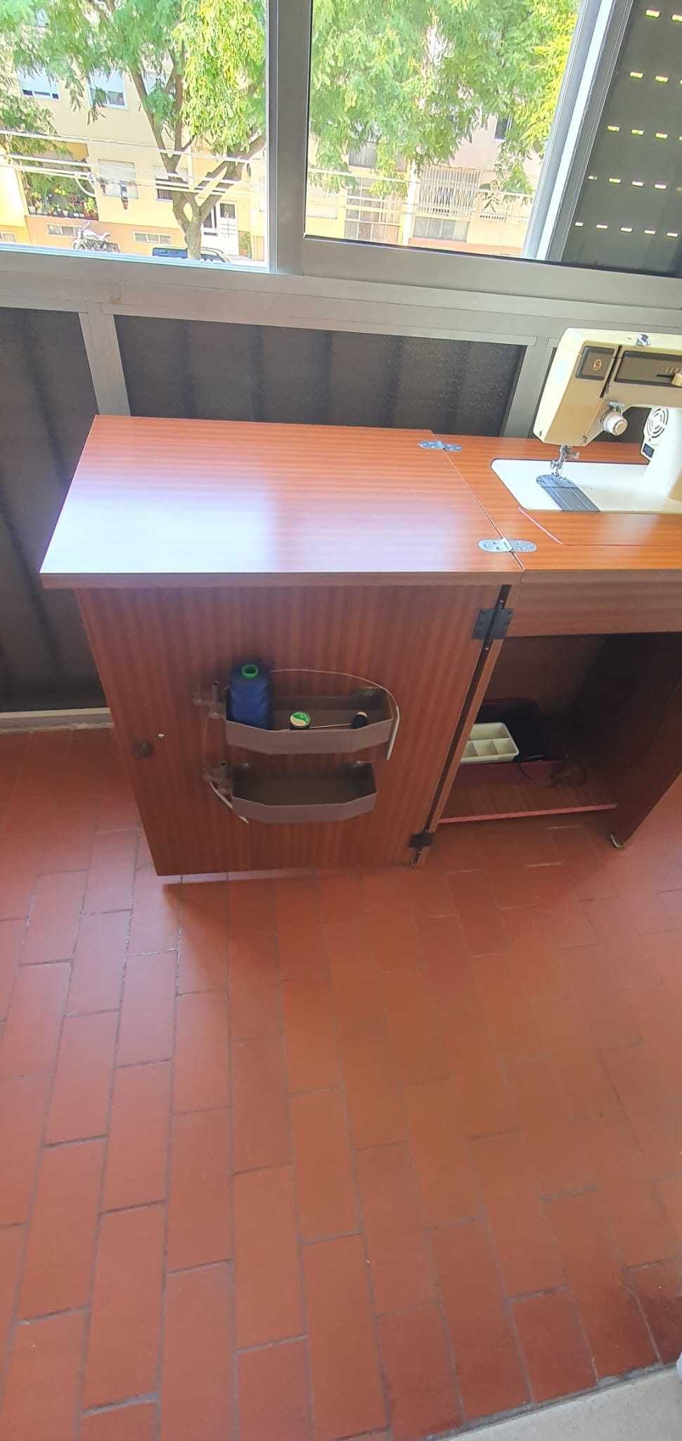 Máquina de Costura Singer - Com Móvel e Pedal Automático
