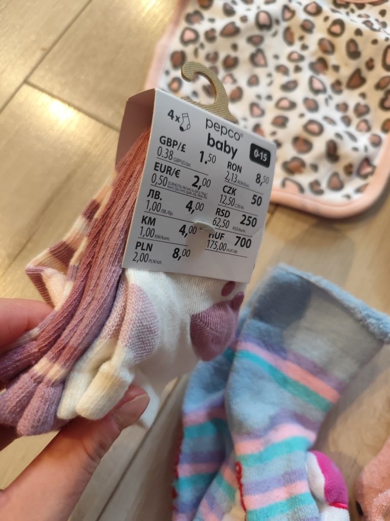 Śliniaki i 9 par skarpet niemowlęcych