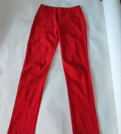 Штани червоні були у використанні.
