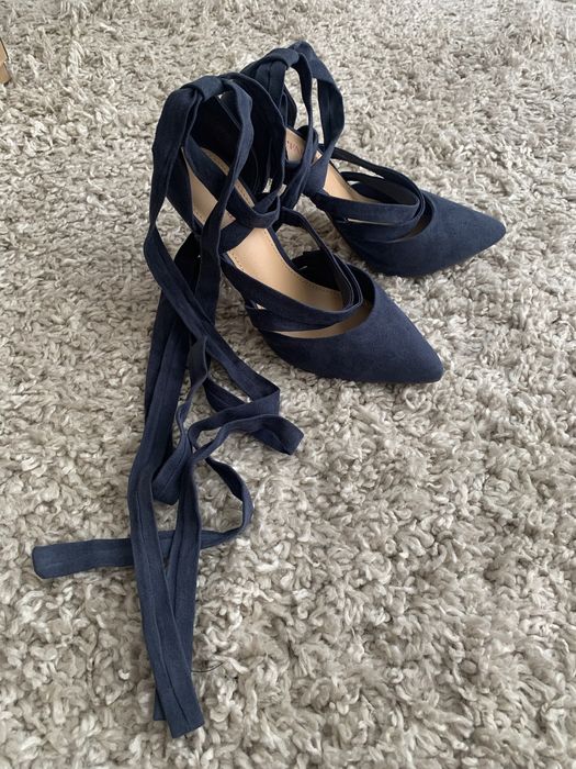 Sapatos azuis atar no tornozelo