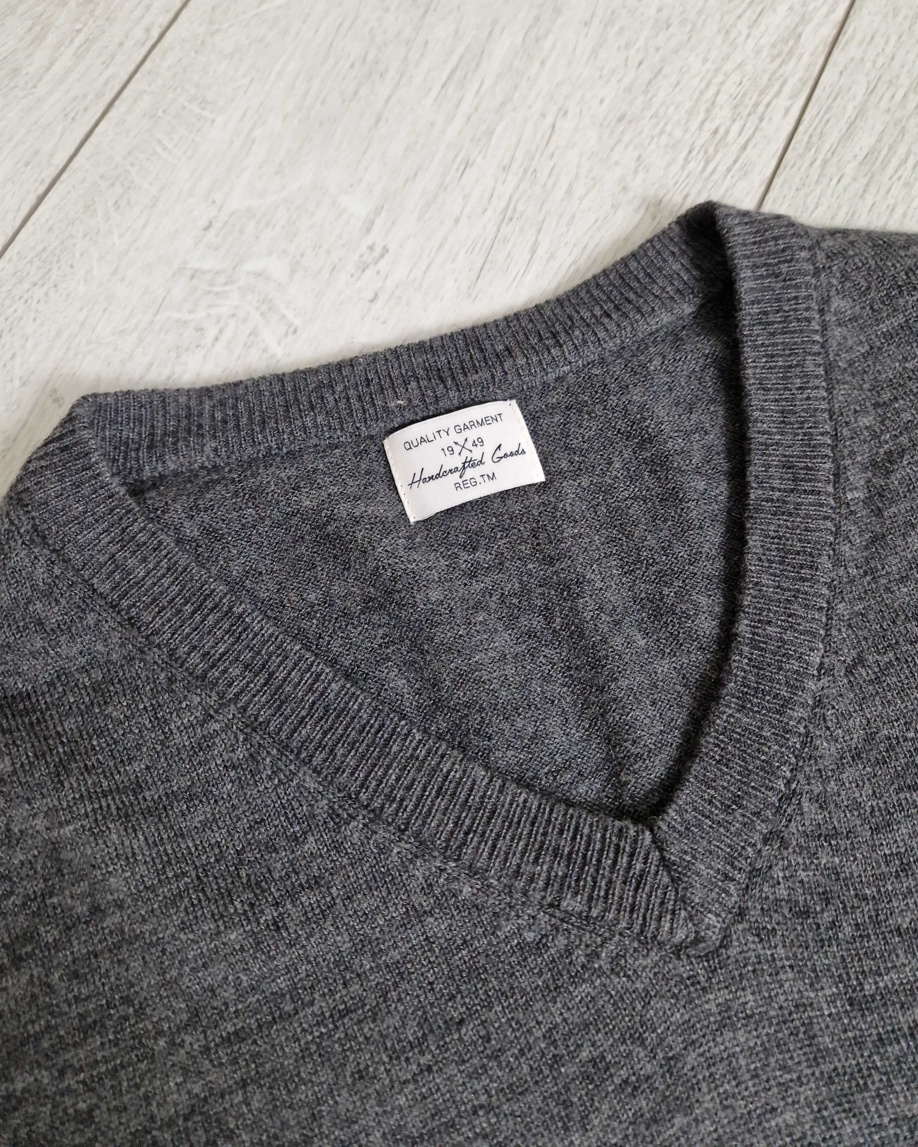 Quality Garment szary sweter wełniany w serek 100% żywa wełna merino L