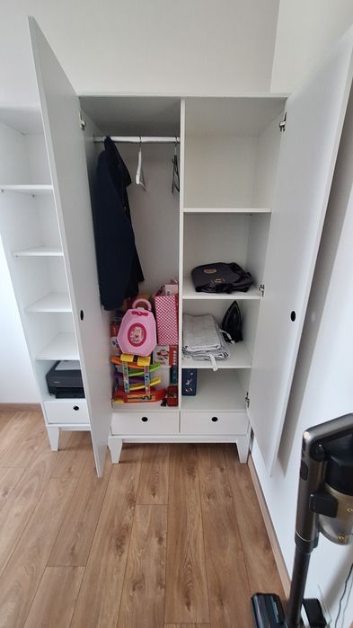 Szafa biała na ubrania z regałem
