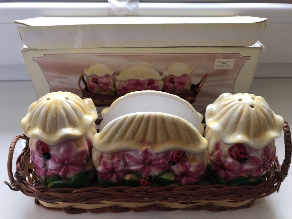 Подарунковий набір солонка, перечниця та підставка для серветок