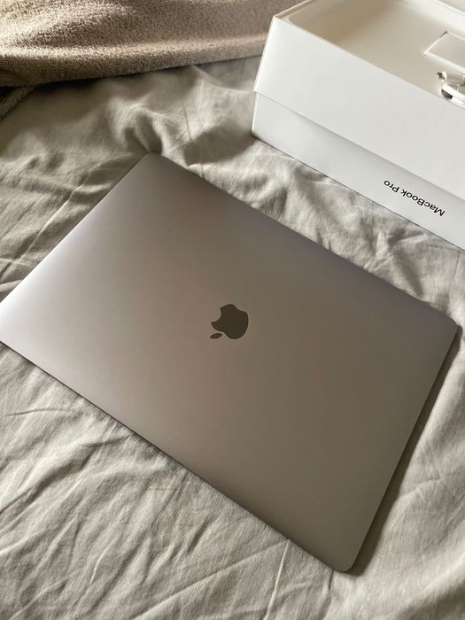 MacBook Pro 15,4" 2017 Touch Bar – i7, 16 GB RAM, 1 TB, bateria nova