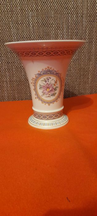 Porcelanowy wazon sygnowany Kaiser