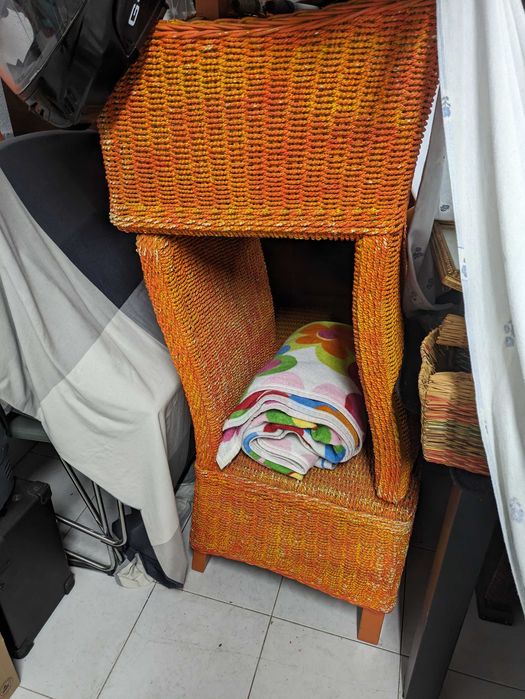 Cadeiras laranja sala