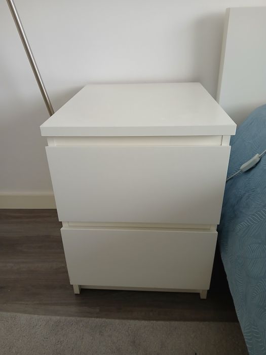 Cama com colchão, cómoda e mesa de cabeceira