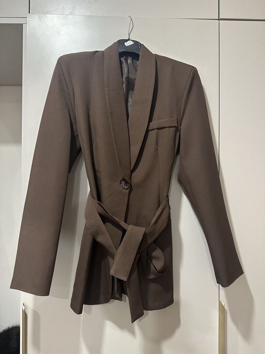 marynarka brazowa z paskiem