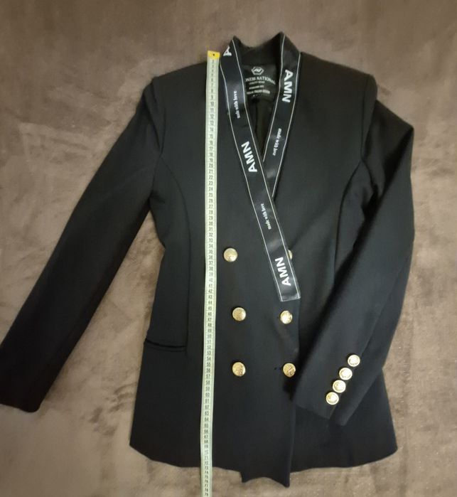 Czarna dwurzędowa marynarka damska ze złotymi guzikami