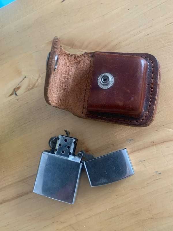 Oryginalna zapalniczka Zippo z 1998 r. + skórzane etui