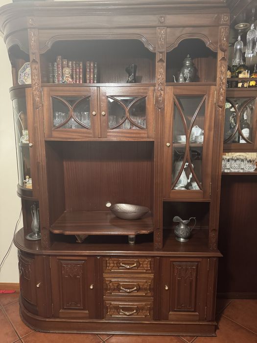 Móvel de Sala Clássico com Bar Integrado em Madeira