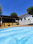 Casa rústica com uso exclusivo de piscina, que aceita animais