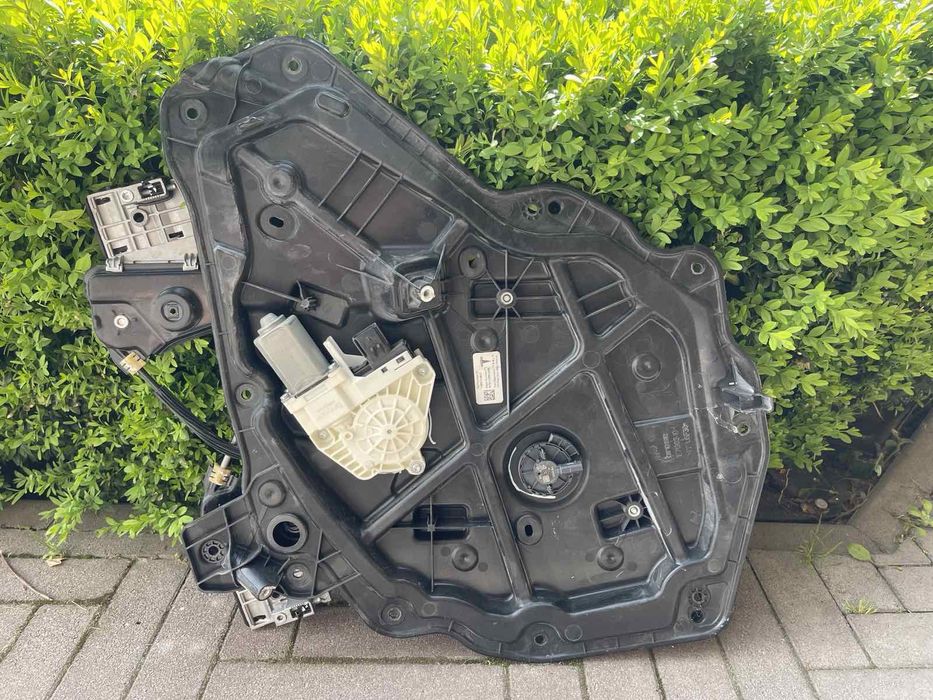 Продам скло підіймач Тесла модел Вай