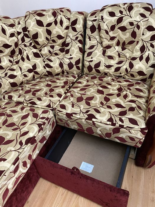 Диван мʼякий кутовий червоного кольору