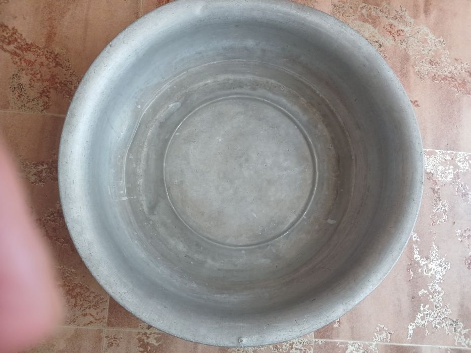 Алюминевый таз на 12 литров и эмалированые тазы