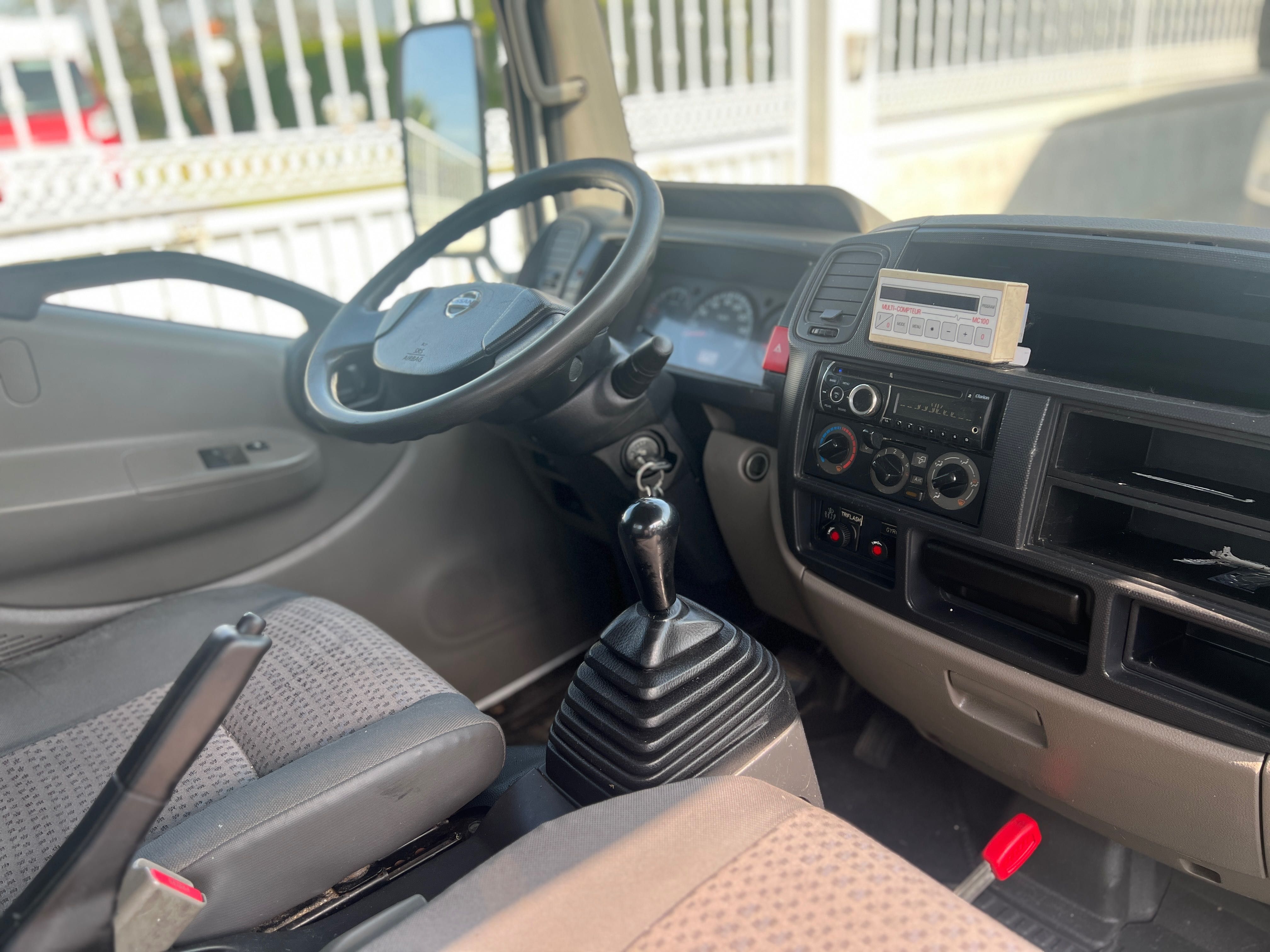 Nissan Cabstar 2.5 Dci com Grua