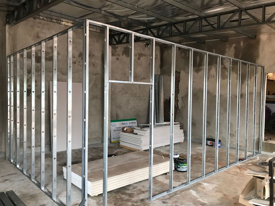 Instalação de divisória com pladur + barramento