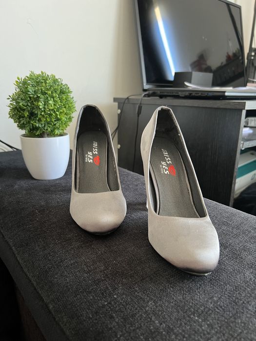 Sapatos cinzenta tamanho 35