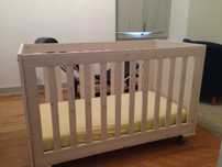Cama de grades para bébé com colchão anti-asfixia