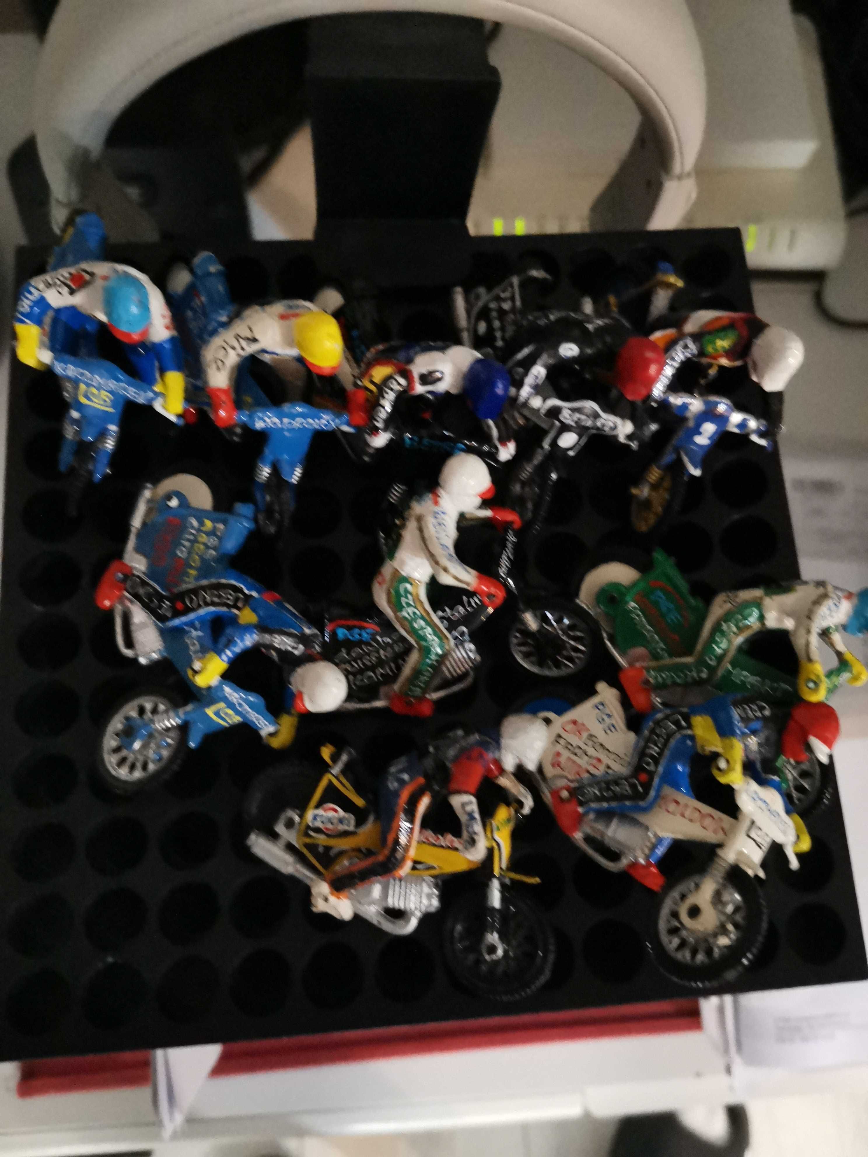 Figurki 9 plus 1