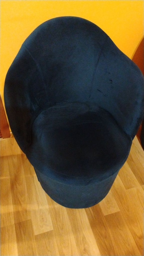 Pufa z oparciem granatowa