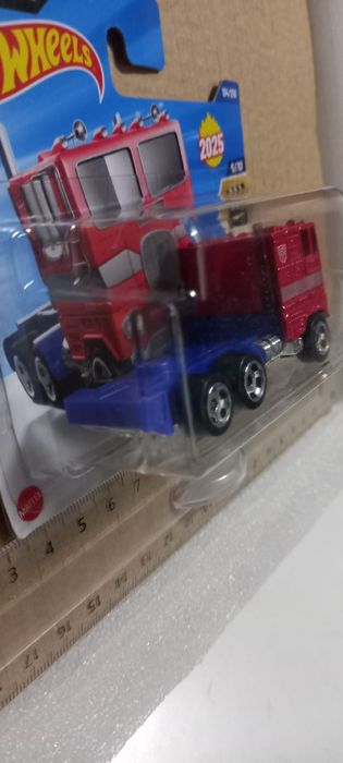 Optimus prime hot wheels trasformers