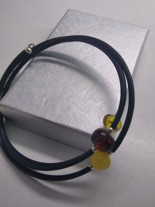 Bransoletka potrójny rzemyk z bursztynami   200