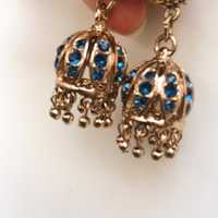 Brincos dourados Índia estilo Jhumka pedras azuis
